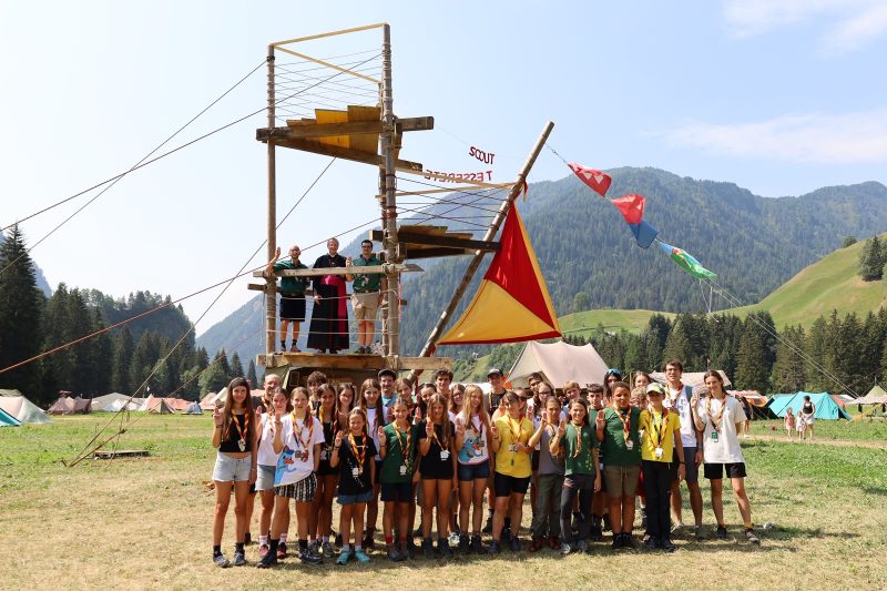Mons. Alain de Raemy visita cortesia campo scout Campo Blenio 260731